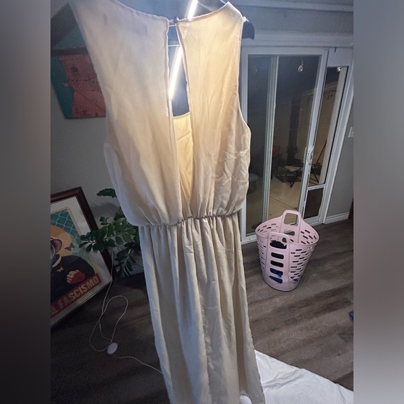Neutral beige Flowy dress - Picture 2 of 4